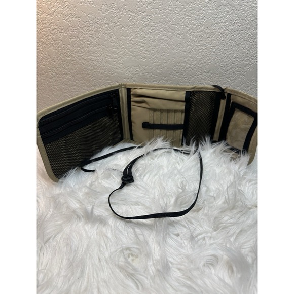 $27 🌙 LL Bean Travel Passport Organizer Wallet Crossbody Khaki Travel Bag - Picture 4 of 4